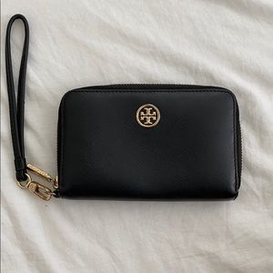tory burch wristlet